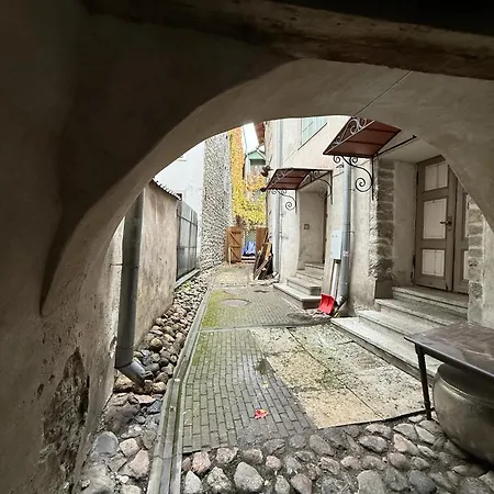 Medieval Old Town Gem With Sauna And Fireplace شقة تالين